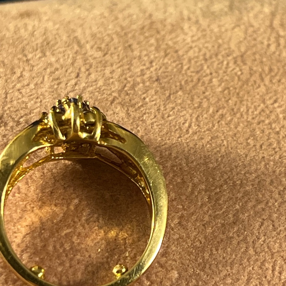 Size 7 gold ring - Picture 5 of 7